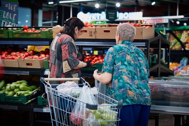 В Сети сравнили свежие цены на продукты в России и Казахстане: где корзина дешевле