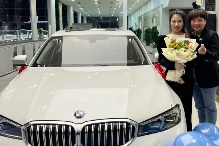 Начальница подарила сотрудницам два BMW, потому что они мерзли по дороге на работу