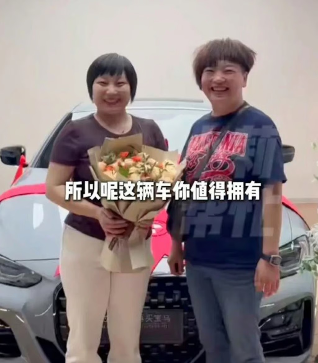 Начальница подарила сотрудницам два BMW, потому что они мерзли по дороге на работу — изображение 1