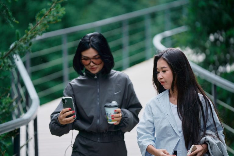 Казахстанцев спросили, верят ли они в прослушку смартфонов
