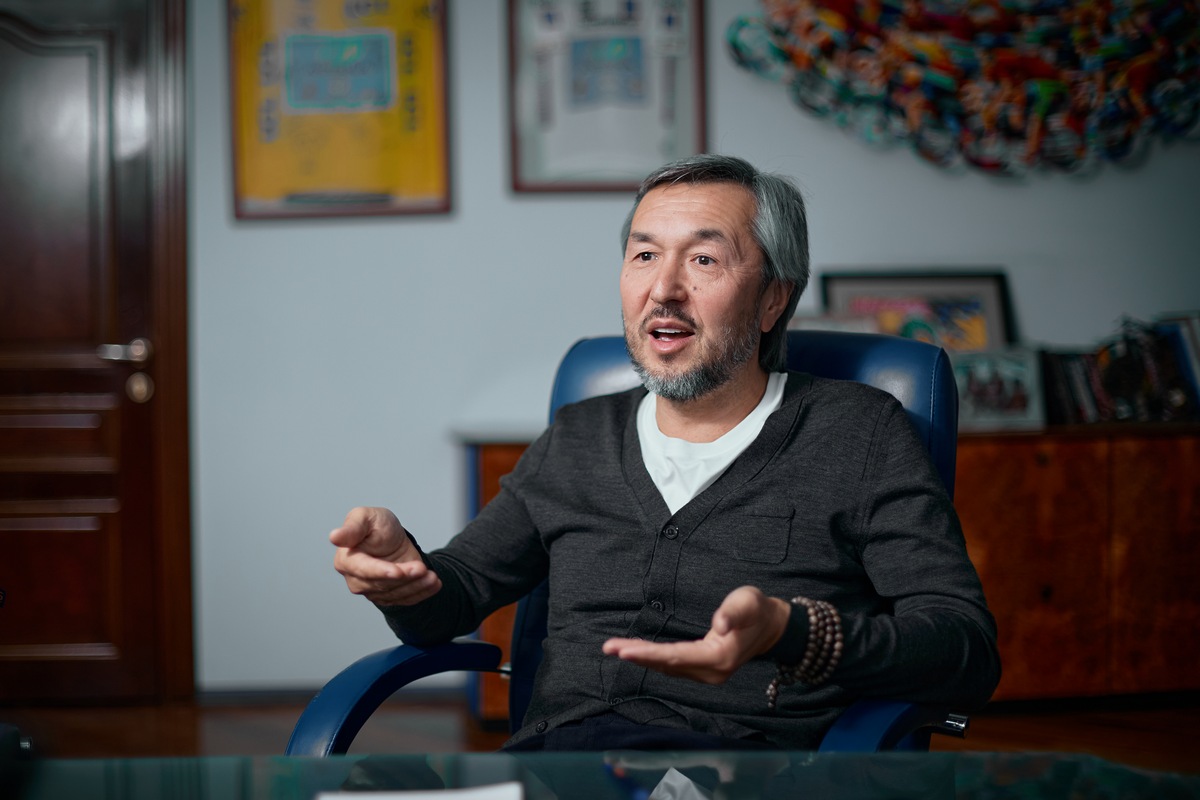 Советник президента Раимбек Баталов без галстука: о жизни в Алматы, воспитании детей и личных принципах — изображение 3