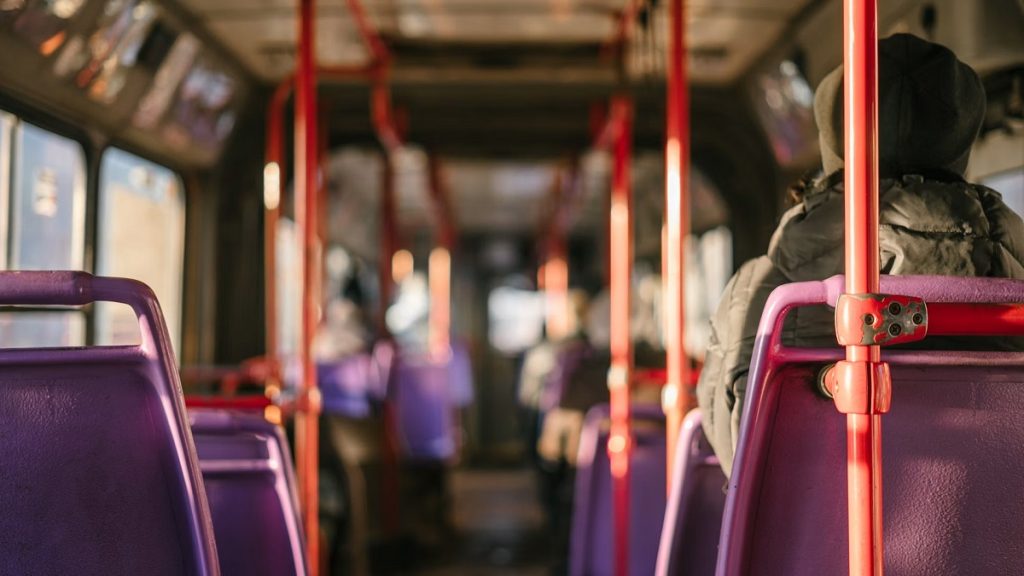 Подростки в ЗКО теперь могут ездить на автобусах со скидкой 50%: сколько платят