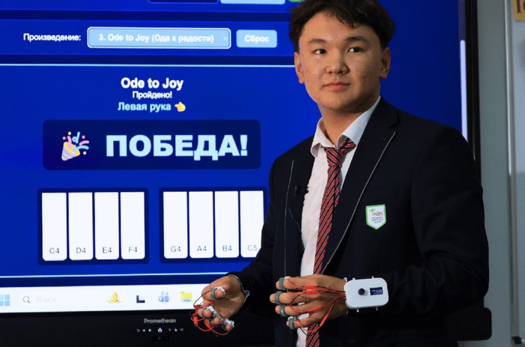 Школьник из Кызылорды придумал устройство для реабилитации после инсульта: дешевле зарубежного