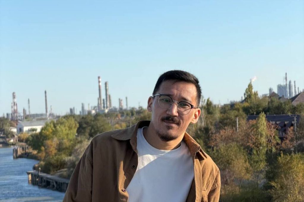 «Для меня вся жизнь строится на преодолении». Как комик из Астаны развивает инклюзивный стендап и разрушает стереотипы