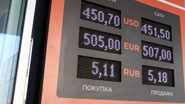 Доллар по 440 ускользнул: финансисты сказали, будет ли новый шанс купить дешевле