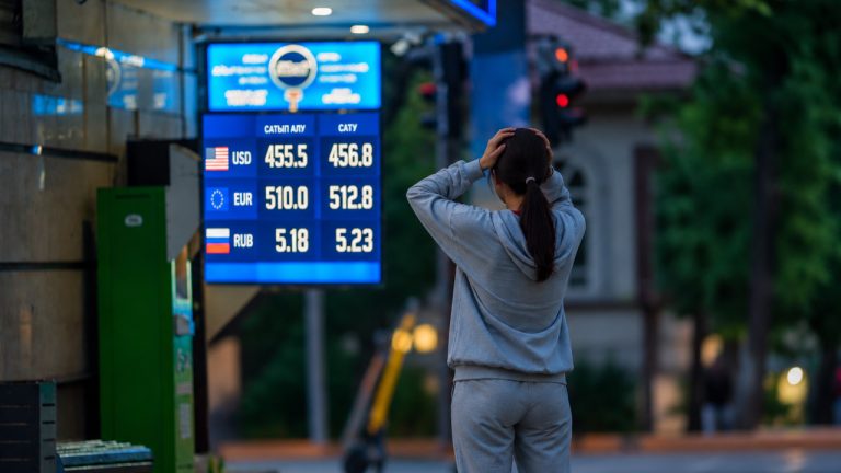 Казахстанцы не купили доллар по 440 в надежде на укрепление тенге. Что будет дальше