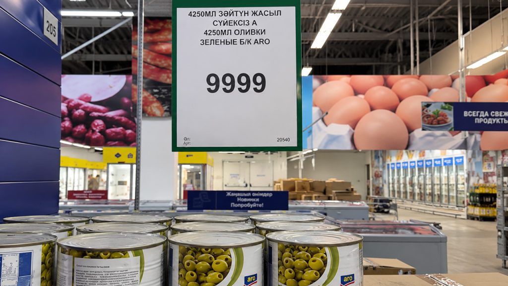 Казахстанка показала, что продают в магазинах крупной сети перед уходом из страны